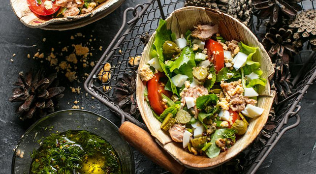 Салат с тунцом, корнишонами и помидорами